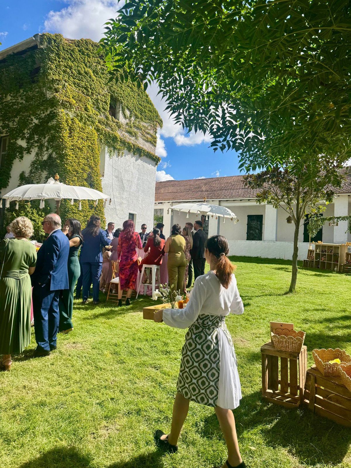 Grupo reunido en el jardín frente a la casa